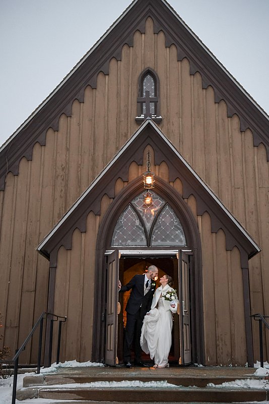 Behind the Lens: What Sets Experienced Photojournalists Apart in Wedding Photography